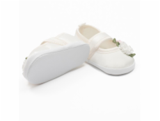 Kojenecké saténové capáčky New Baby Ivory Flowers 3-6 m