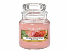 Svíčka ve skleněné dóze Yankee Candle, Vyšisovaná meruňková růže, 104 g